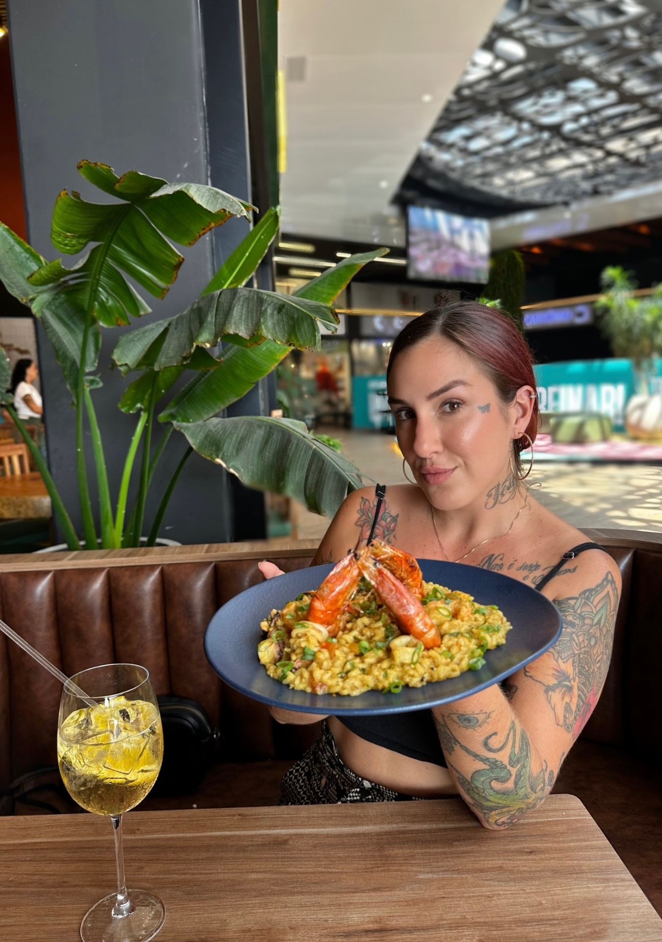 Creator de conteúdo gastronômico apresentando prato em restaurante
